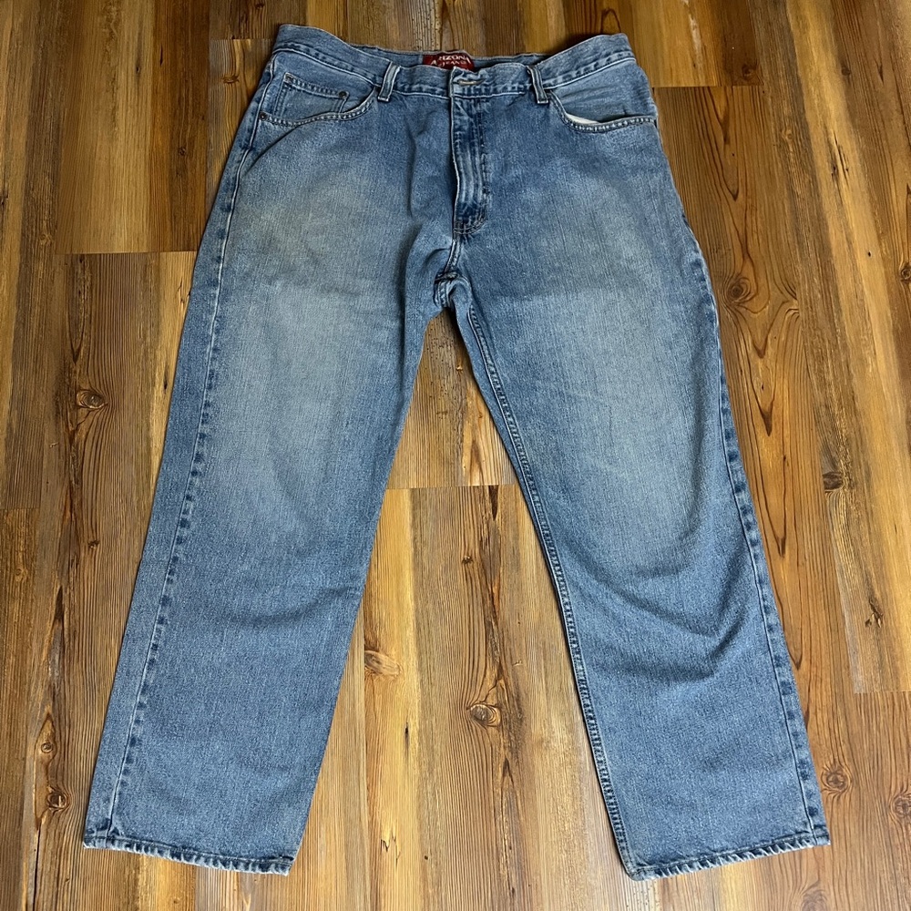 Arizona Relaxed Fit Jeans, GUC, sz 38 x 31, zippwr w/ top button. No tears, spot